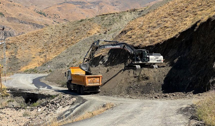 Hakkari'de çöken güzerhaga yeni yol yapılıyor
