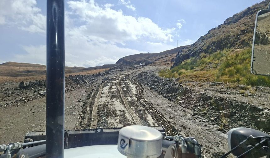 Hakkari’de yağış ulaşımı vurdu: 5 kişi mahsur kaldı