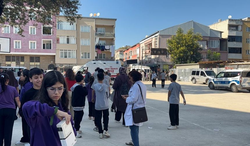 12 öğrenci zehirlenme şüphesiyle hastaneye kaldırıldı