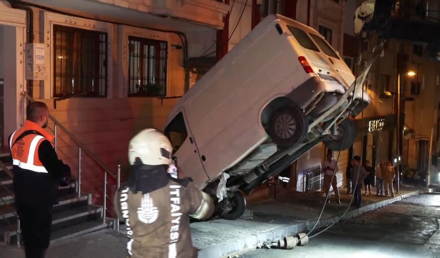 Minibüs bina boşluğuna düştü: 1 yaralı
