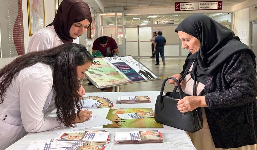 Demansın erken tanısı için Hakkari’de bilgilendirme standı kuruldu