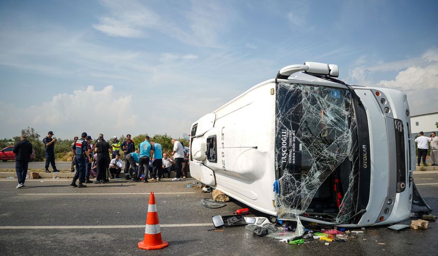 Midibüs, kaygan yolda devrildi; 17 yaralı