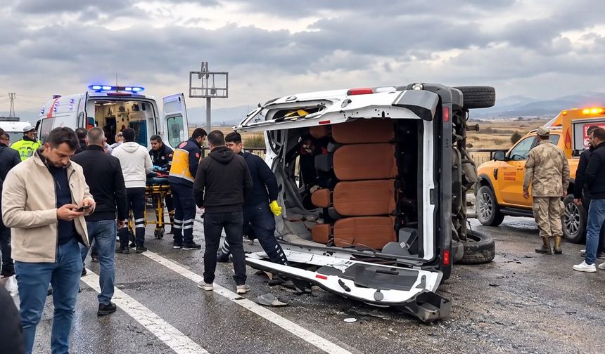 Hakkari’de öğrenci servisi devrildi: 13 yaralı
