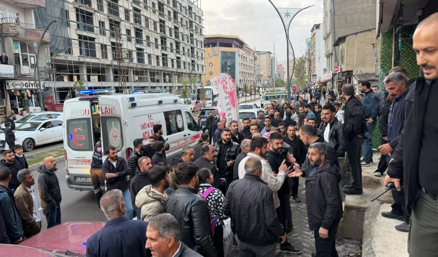 Hakkari'de iki grup arasında bıçaklı kavga: 3 yaralı