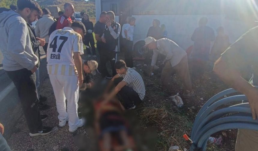 Hafif ticari araç ile midibüs çarpıştı; 4 yaralı