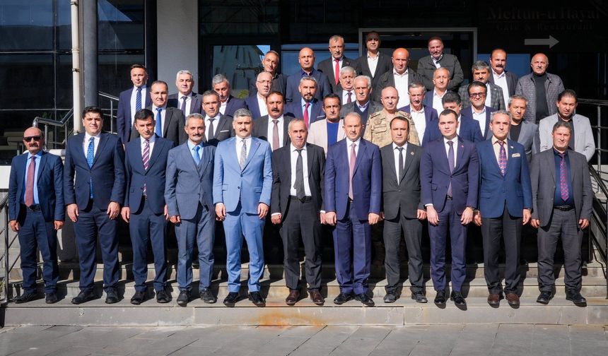 Hakkari Valisi Taşyapan, muhtarlarla bir araya geldi