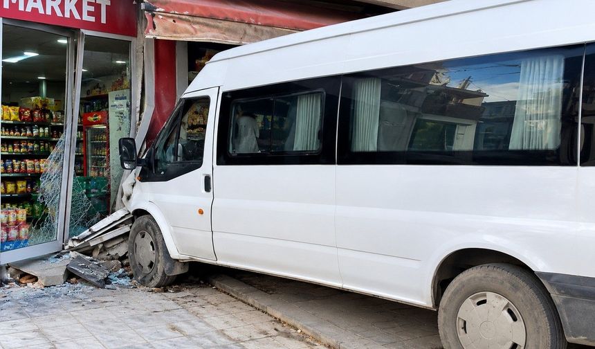Hakkari’de korkutan kaza! Kalp krizi geçiren şoför markete çarptı