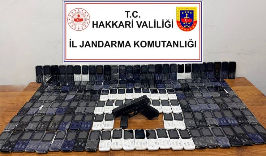 Hakkari’de 142 kaçak cep telefonu ve ruhsatsız tabanca ele geçirildi