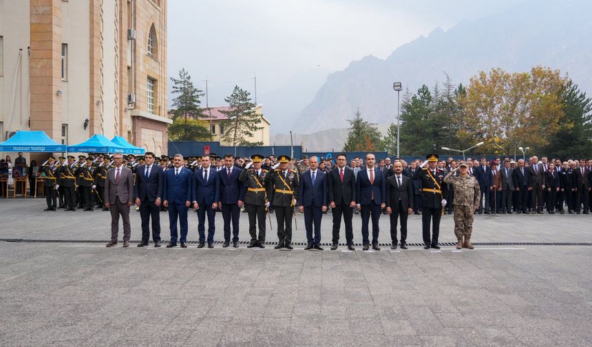 Hakkari’de Cumhuriyet’in 103. yılı için Çelenk Sunma Töreni düzenlendi