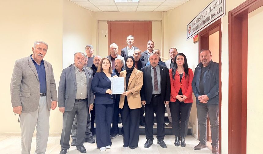 Yeni Parti Hakkari İl Başkanı Suzan Çakırbeyli mazbatasını aldı