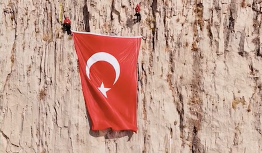 Hakkari'deki Silo Yaylası'na Türk bayrağı asıldı