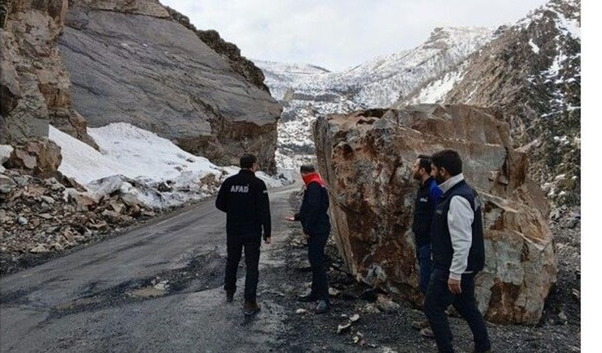 Şırnak'ta tehlike oluşturan kayaları AFAD temizliyor