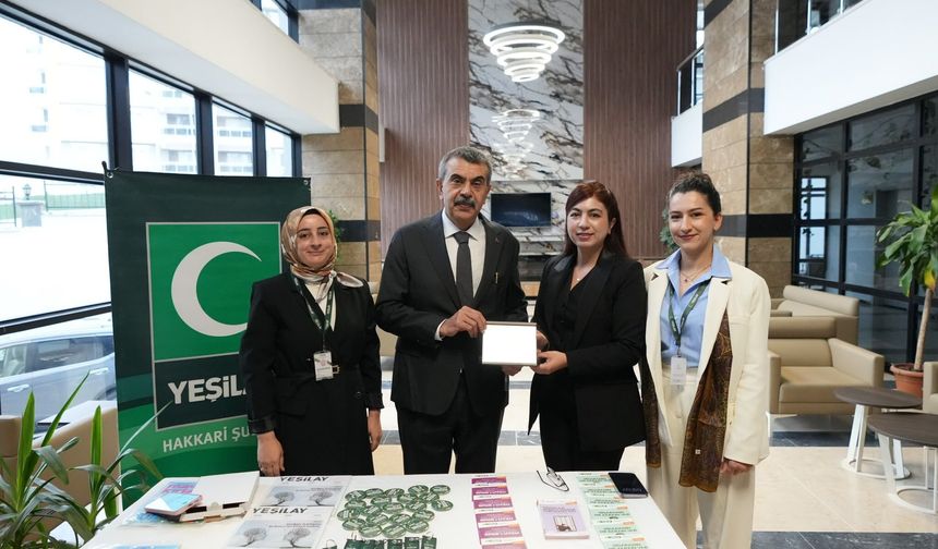 Bakan Tekin’e Yeşilay Hakkari’den plaket