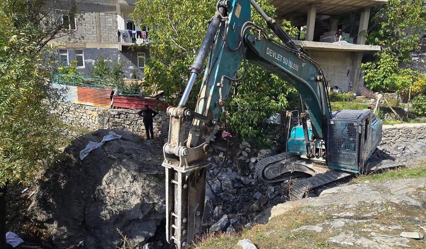 Hakkari’de evleri tehdit eden derede önlem alınıyor