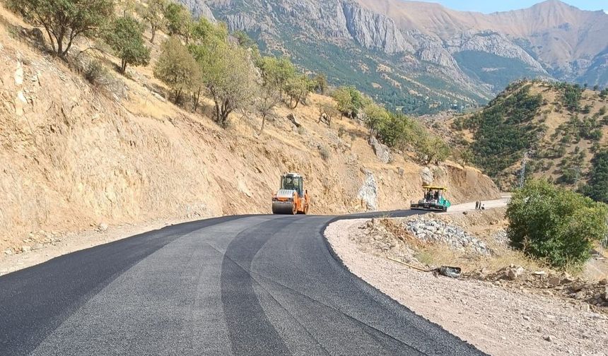 Hakkari’de kırsal yerleşim alanlarında yol asfaltlama çalışmaları devam ediyor