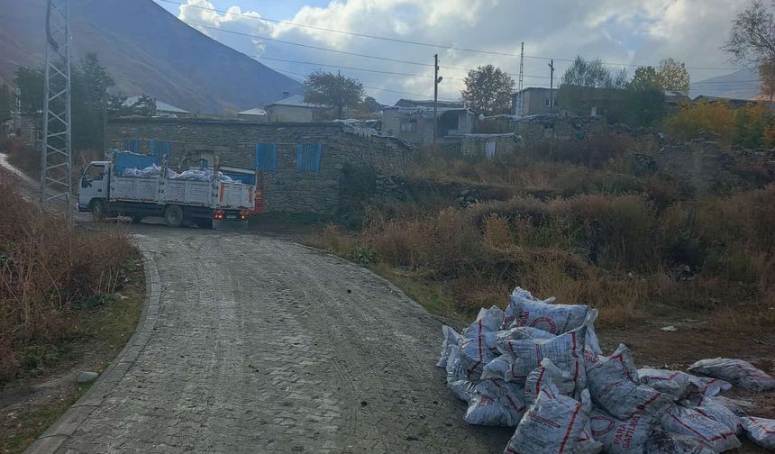 Hakkari’de ihtiyaç sahibi ailelere 5 bin ton kömür dağıtıldı