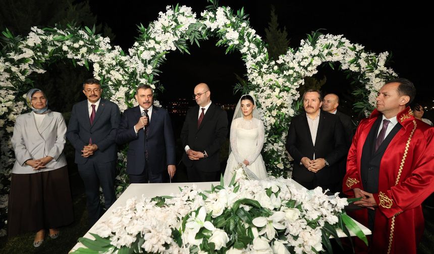 Hakkarili çiftin nikah şahitliğini Bakan ve çok sayıda bürokrat yaptı