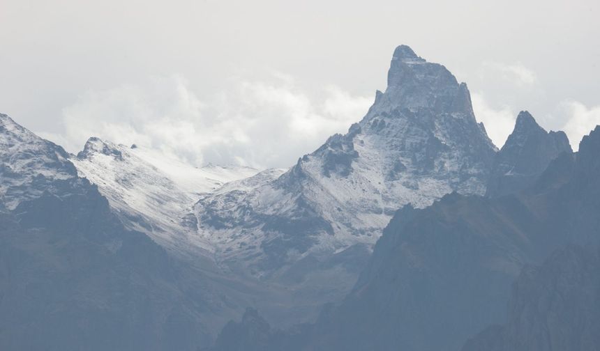Hakkari’de yağmur yerini kara bıraktı: Dağlar beyaza büründü