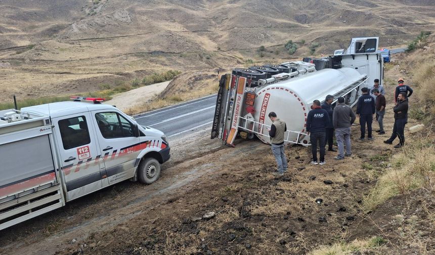 Hakkari-Van kara yolunda tanker devrildi: 1 yaralı