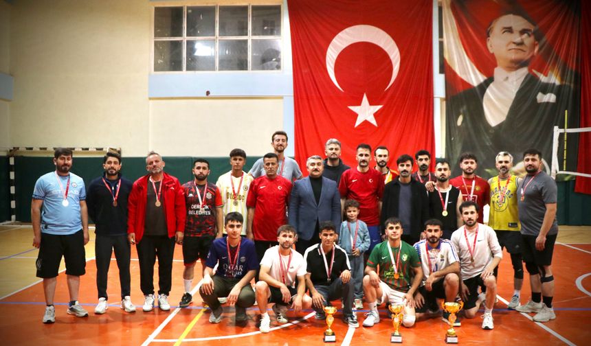 Derecik’te Kaymakamlık Kupası Voleybol Turnuvası sona erdi