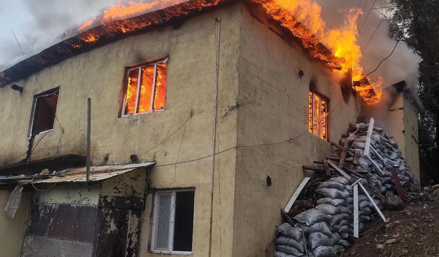 Hakkari'de kullanılmayan okul binasında çıkan yangın söndürüldü