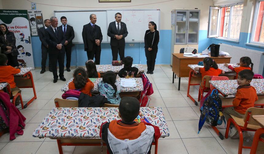 Bakan Tekin Hakkari'de okulları ziyaret etti