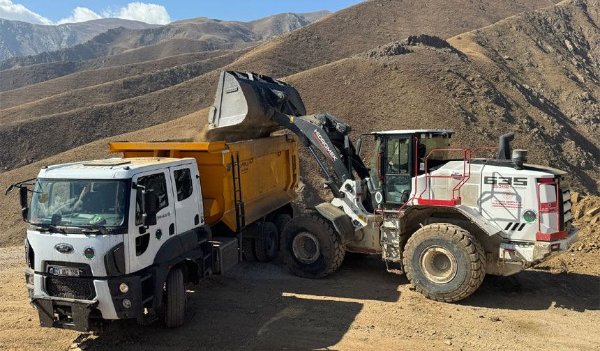 Büyükçiftlik’te 3 kilometrelik yol genişletildi