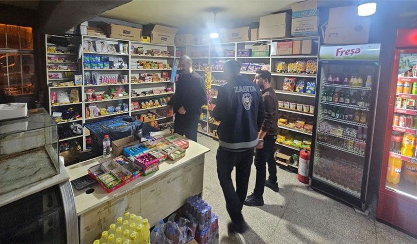 Hakkari’de Zabıta ekiplerinden gece denetimi