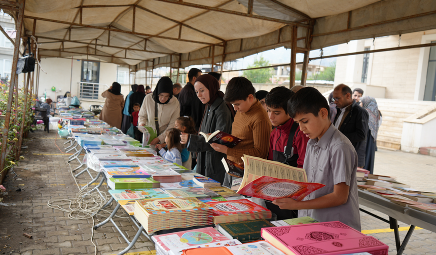 Hakkari'nin Derecik ilçesinde kitap fuarı başladı