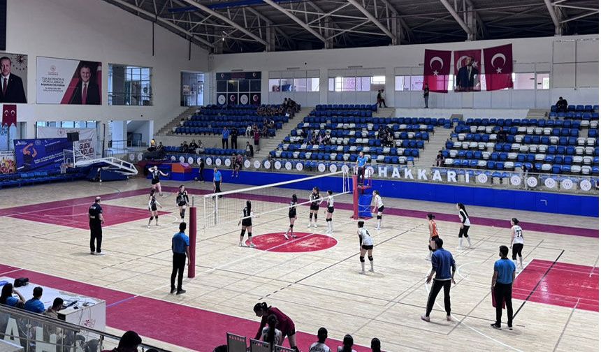 Hakkarili voleybolculardan kritik galibiyet