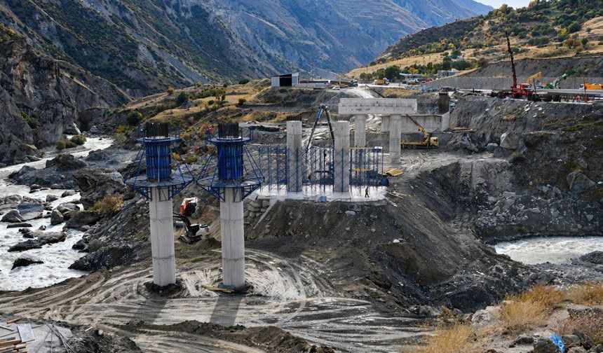 Hakkari-Van yolundaki köprülerde hummalı çalışma