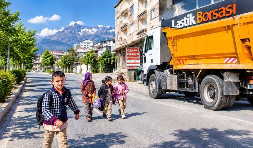 Hakkari’de kaldırım işgali öğrencileri ana yola indiriyor