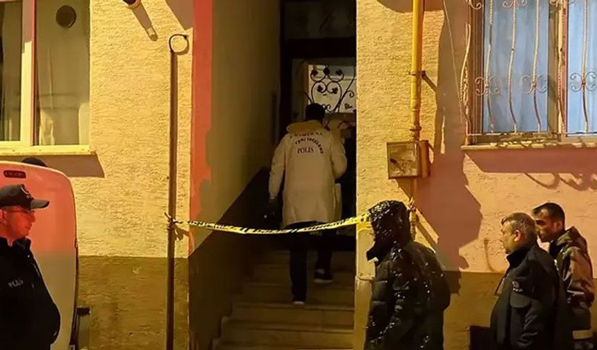 Yaşadığı evde göğsünden bıçaklanıp öldü