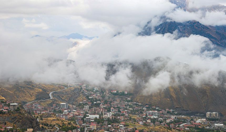Hakkari'de sis bulutları güzel manzara oluşturdu
