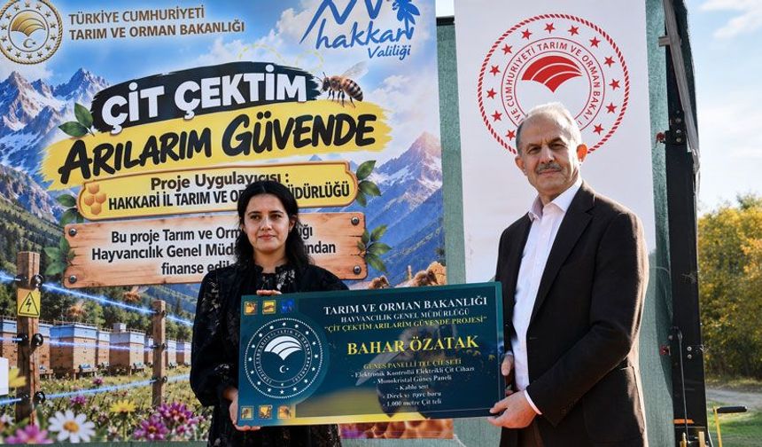 Hakkari'de 262 arıcıya elektrikli tel çit dağıtıldı