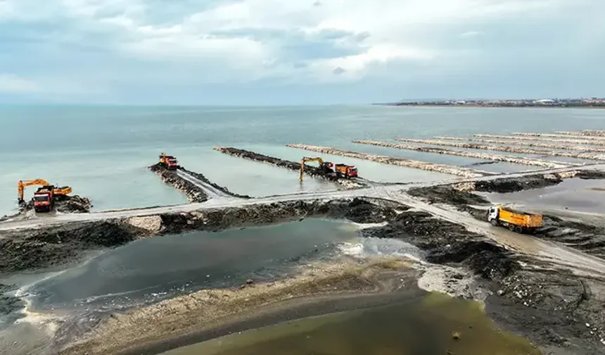 Van Gölü’nden 2 milyon 385 bin metreküp dip çamuru çıkarıldı