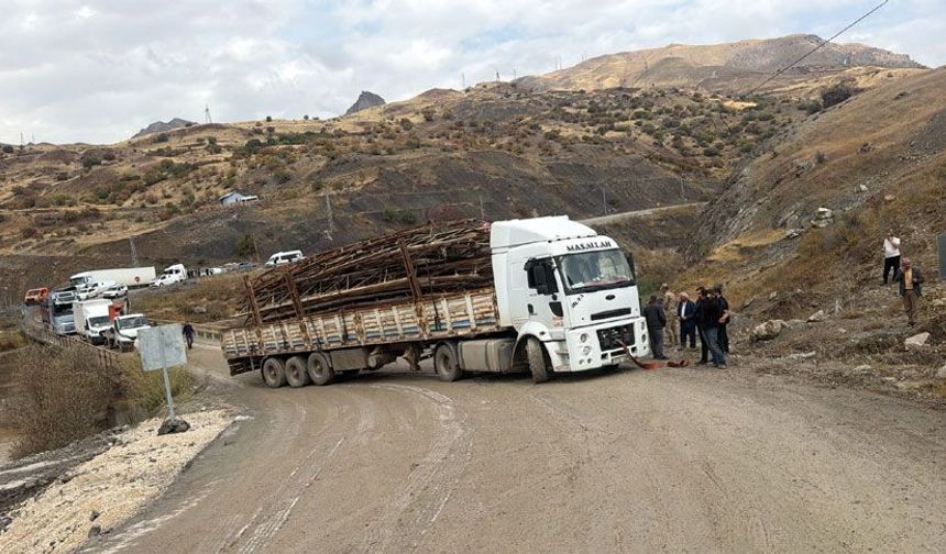 Hakkari - Van yolunda tır arızalandı yol kapandı