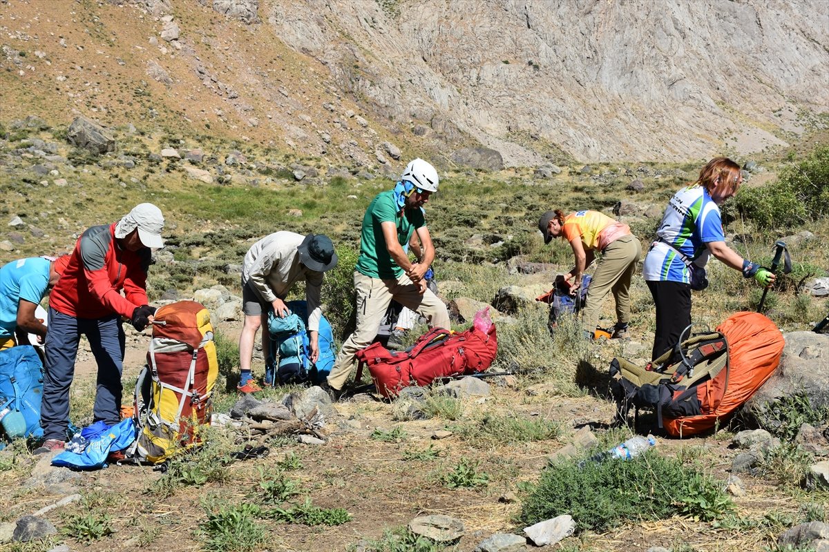 aa-20230720-31722645-31722607-hakkaride-uludoruk-zirve-tirmanisi-basladi.jpg