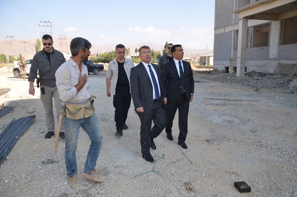 aa-20230929-32268803-32268798-yuksekova-kaymakami-ve-belediye-baskan-vekili-cimsit-okul-insaatlarini-inceledi.jpg
