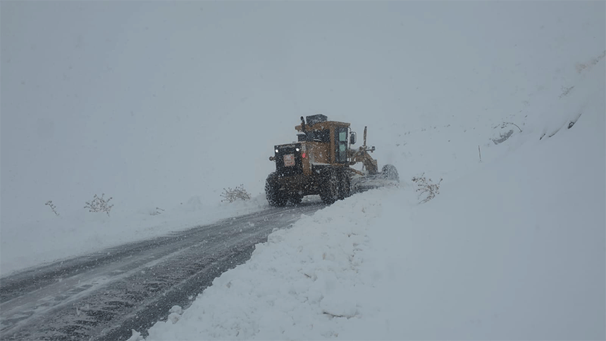 Hakkari'de kardan kapanan köy yolları açılıyor