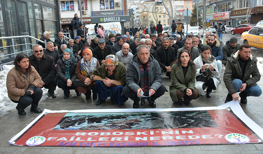 Hakkari'de Roboski için açıklama ve oturma eylemi