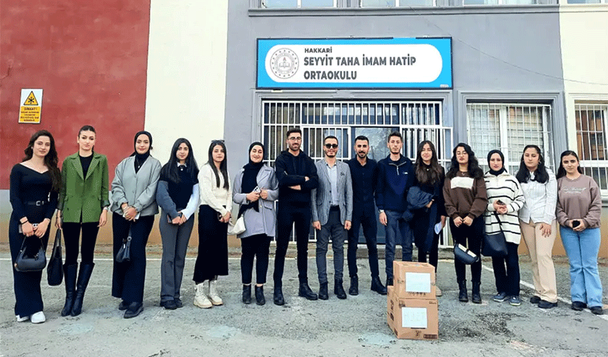 Hakkari HÜDET'den 2 okula kitap bağışı