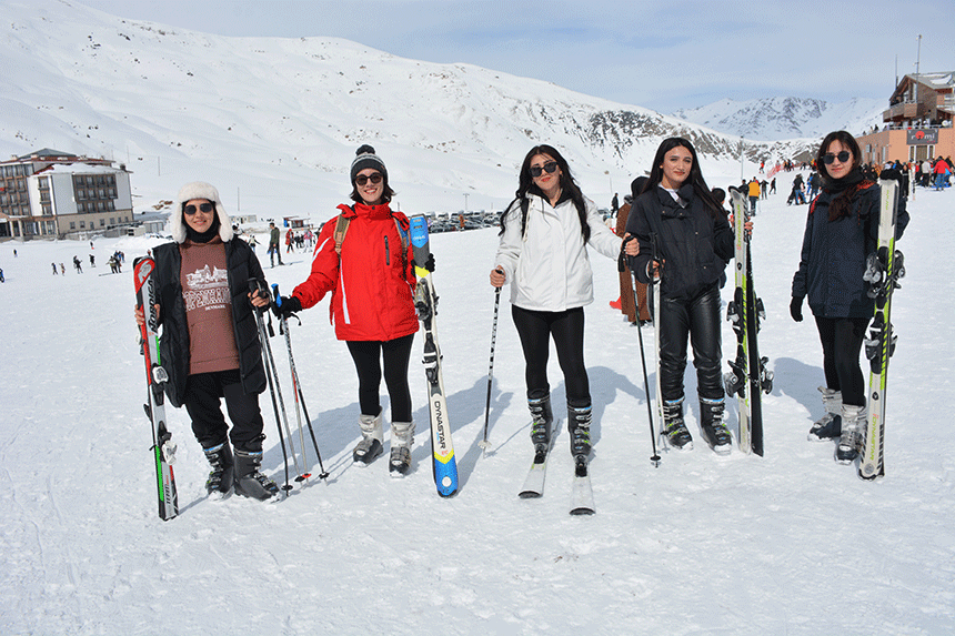 Hakkari’de kayak merkezi doldu taştı