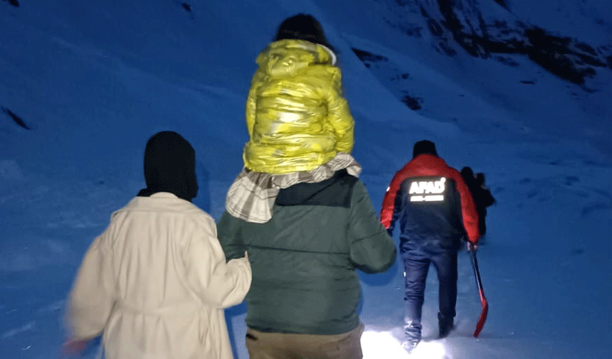 Hakkari'de karda mahsur kalan aile kurtarıldı