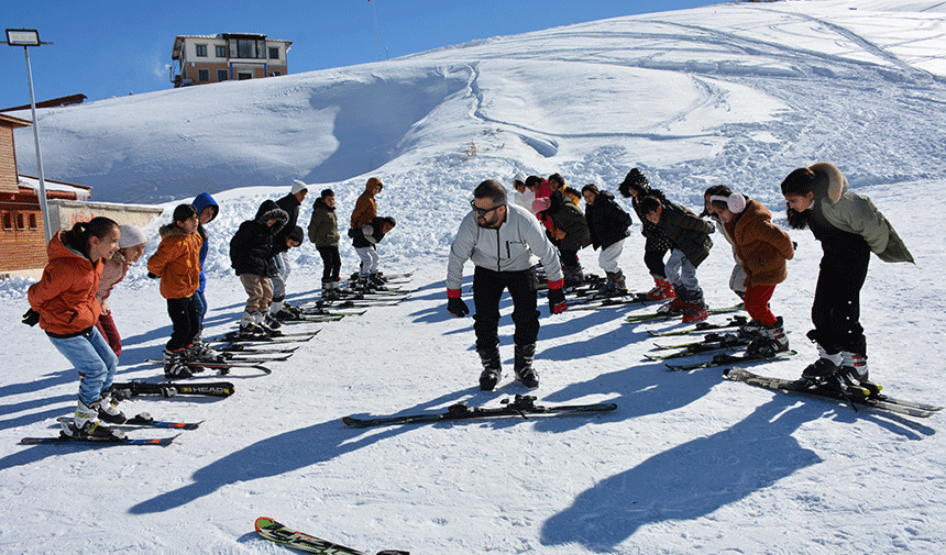 Hakkari'de günde 100 öğrenciye kayak eğitimi veriliyor