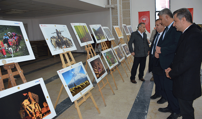 Hakkari'de 125 eserin yer aldığı sergi açıldı