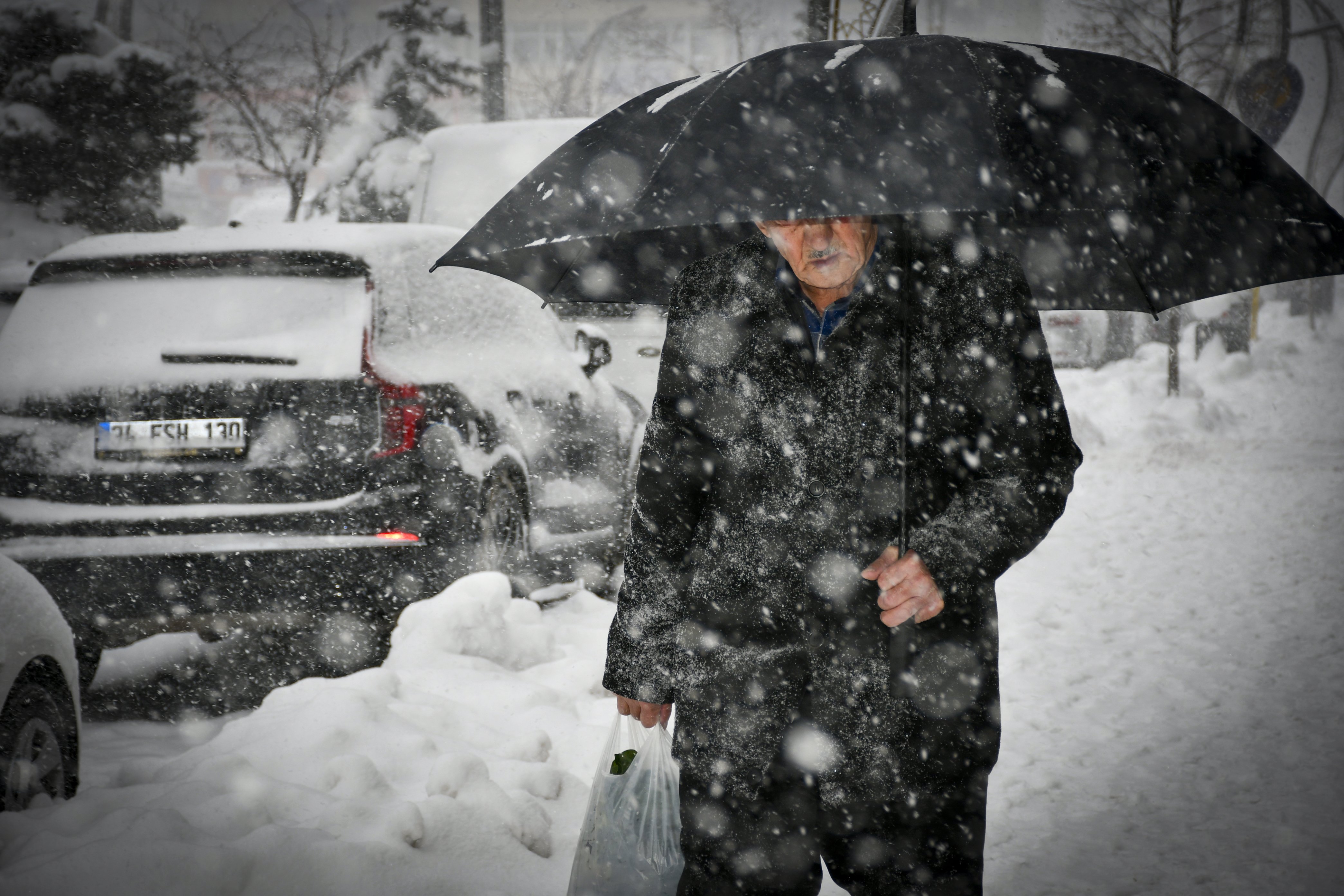 Hakkari'de kar ve soğuk hava etkisini sürdürüyor
