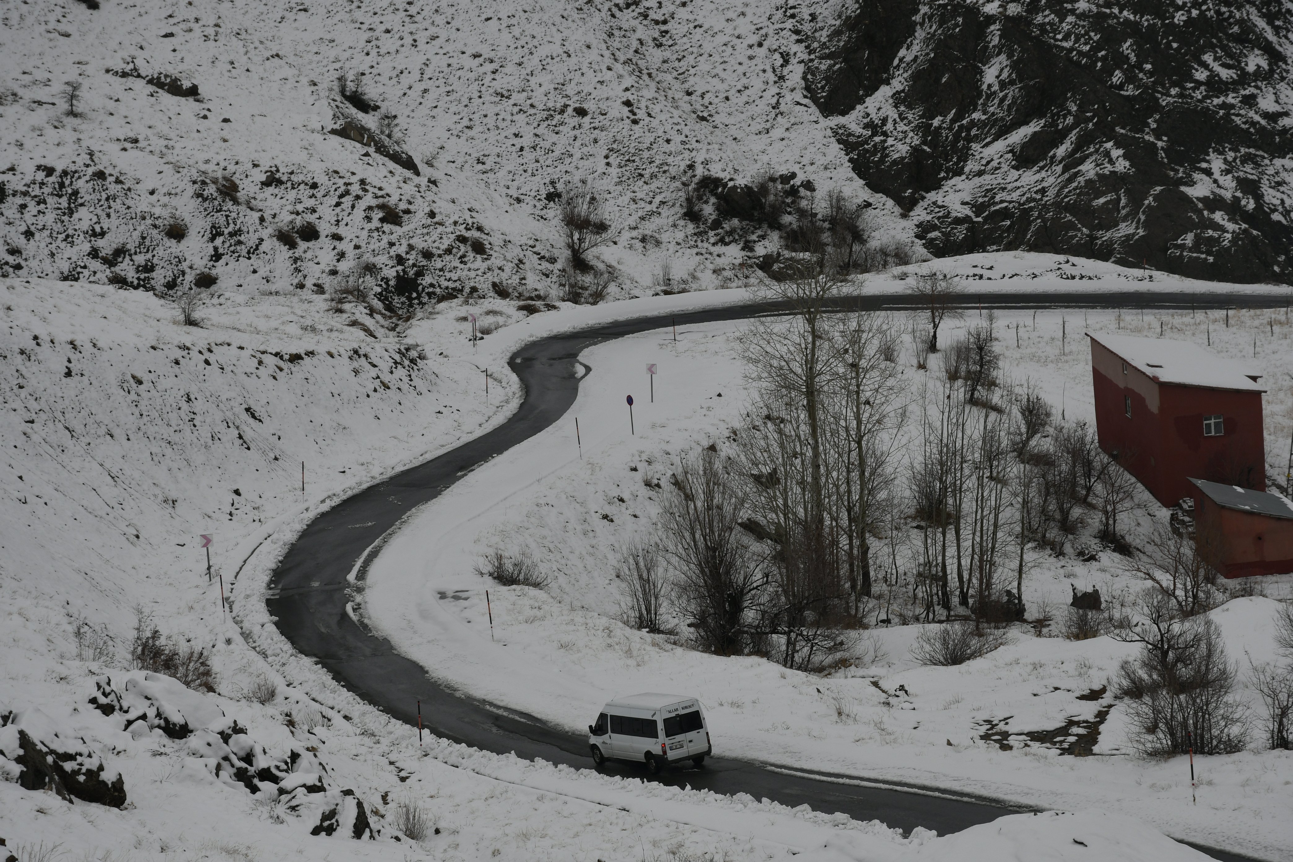 Kar ve sis Hakkari'ye farklı bir renk kattı