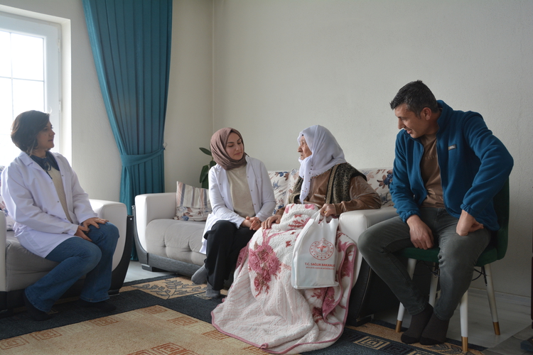 Bitlis’te sağlık ekipleri kış şartlarına meydan okuyor