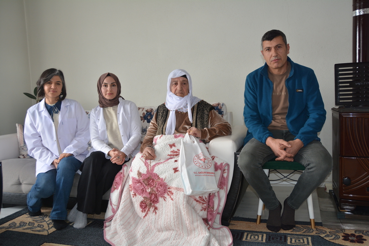 Bitlis’te sağlık ekipleri kış şartlarına meydan okuyor